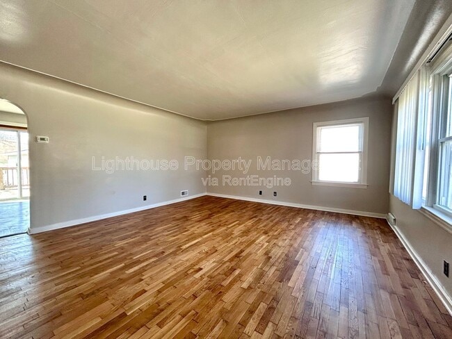 Building Photo - 527 Ferndale Ave NW