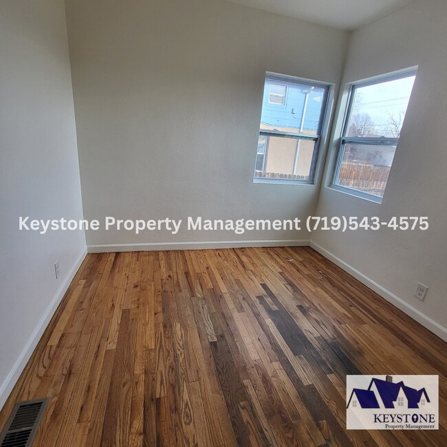 Building Photo - Pet Friendly North Side Home 2 Bedroom/1 Bathroom/1 Car Garage $1350/$1350