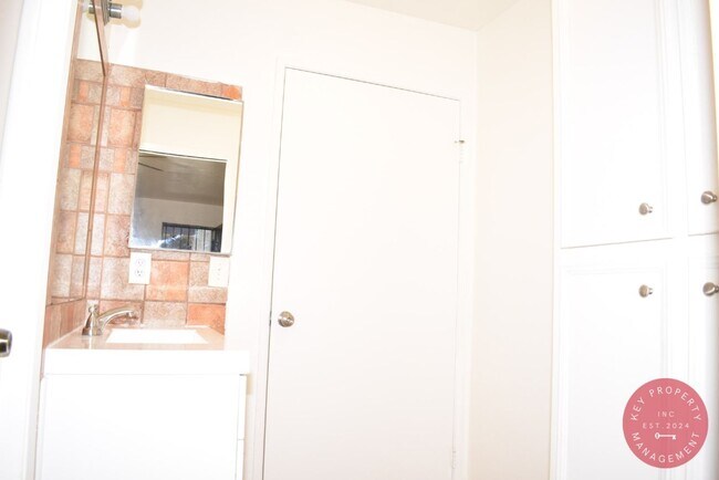 Building Photo - Charming 2-Bedroom East San Diego Apartment