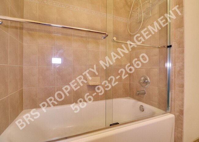 Building Photo - Move In Ready 2 Bd 2 BA Condo in Shelby Twp