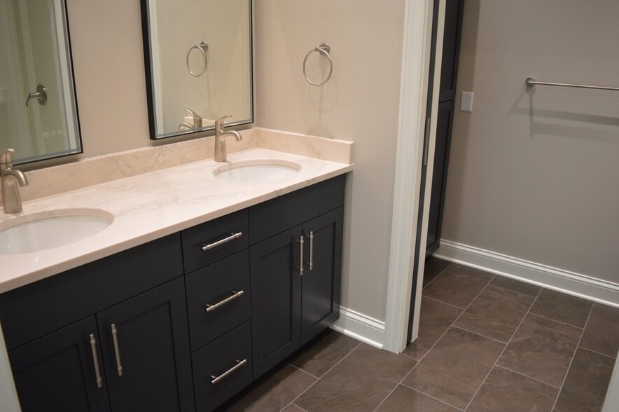 Building Photo - 100 S Washington St