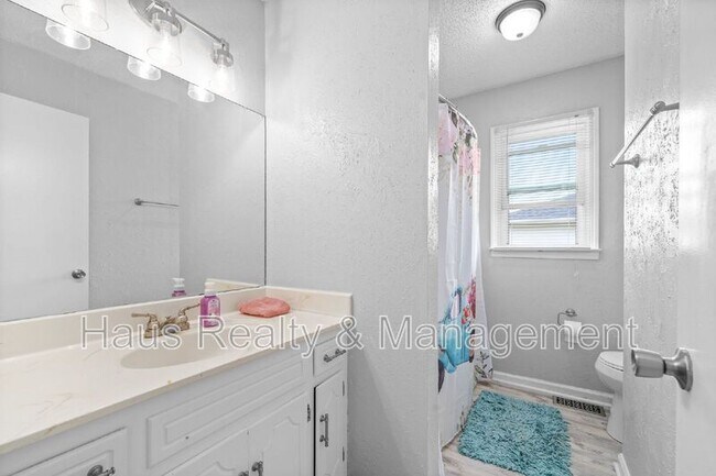Building Photo - 919 Desota Ln