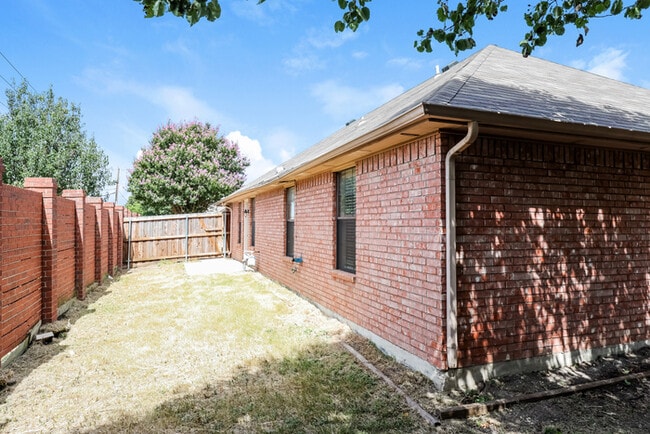 Building Photo - 3000 Huntington Ct