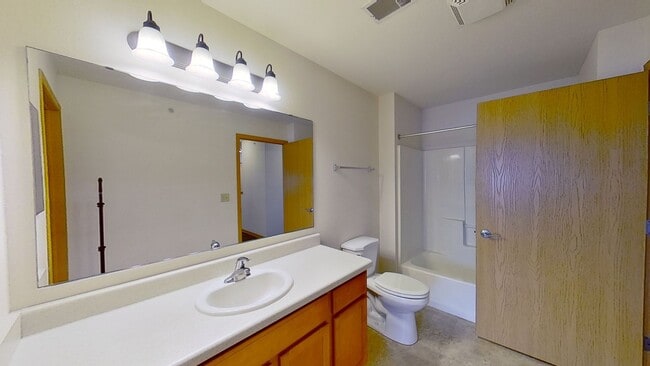 Building Photo - Condo Style Upper 2 Bedroom 1 Bathroom Apartment