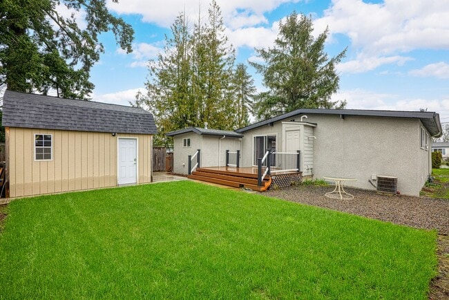Building Photo - Lovely 3 Bedroom 1.5 bath Milwaukie Charmer.