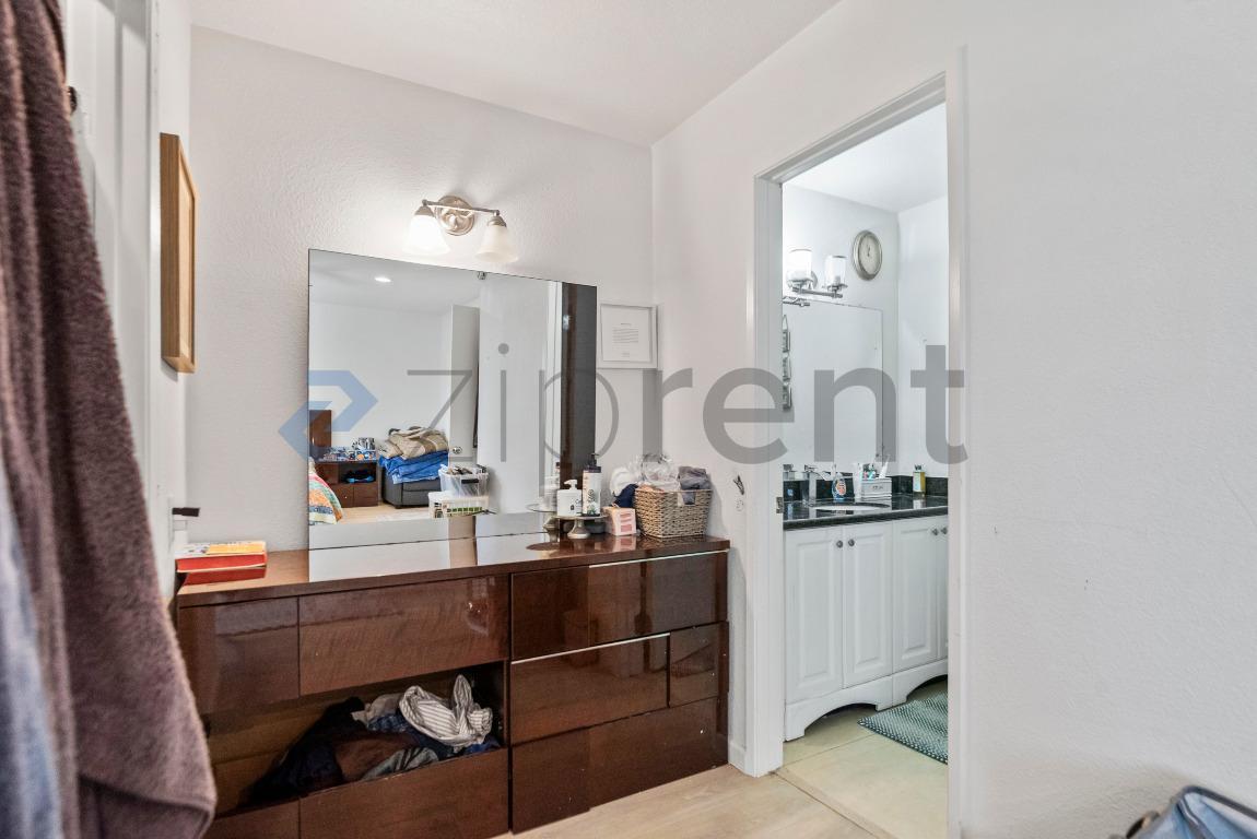 Building Photo - Unit