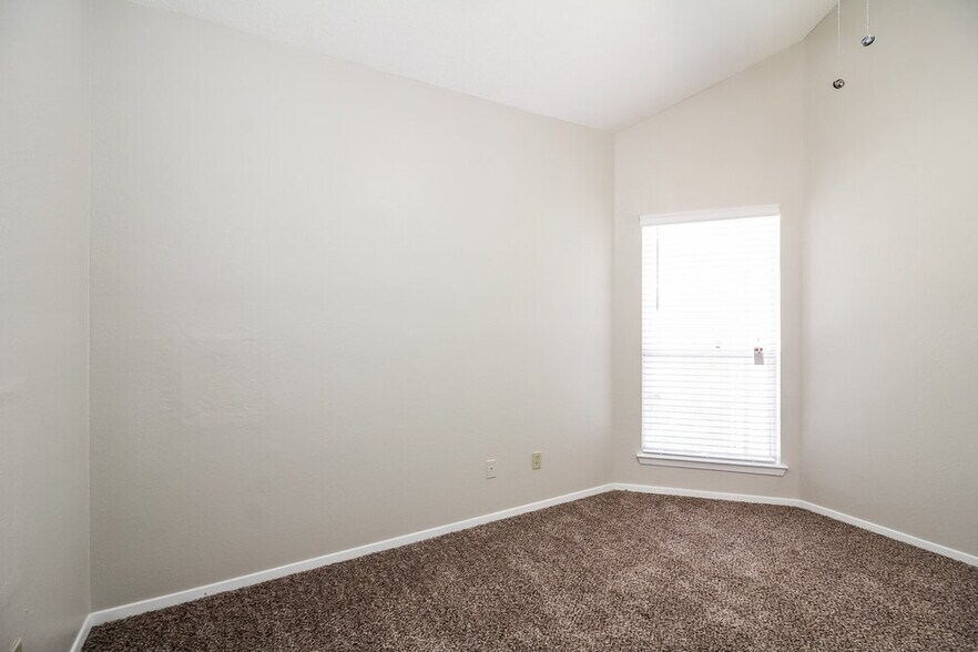 Building Photo - 1385 Chinaberry Dr