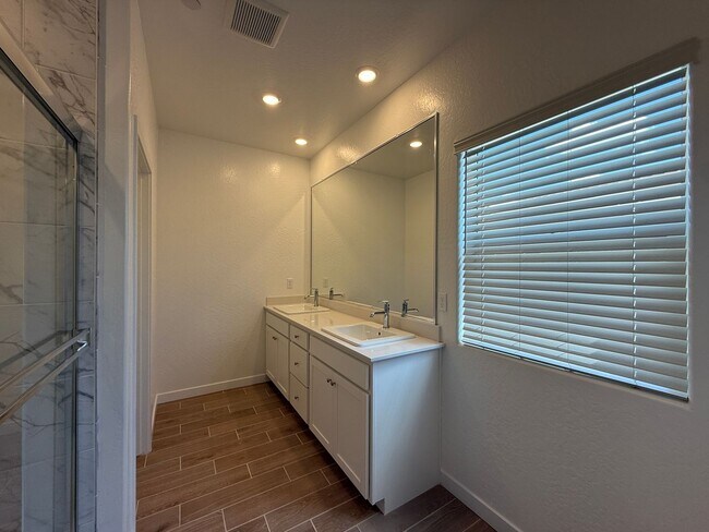 Building Photo - Brand new stunning 4-bedroom, 2.5-bathroom home in the desirable Clovis, CA