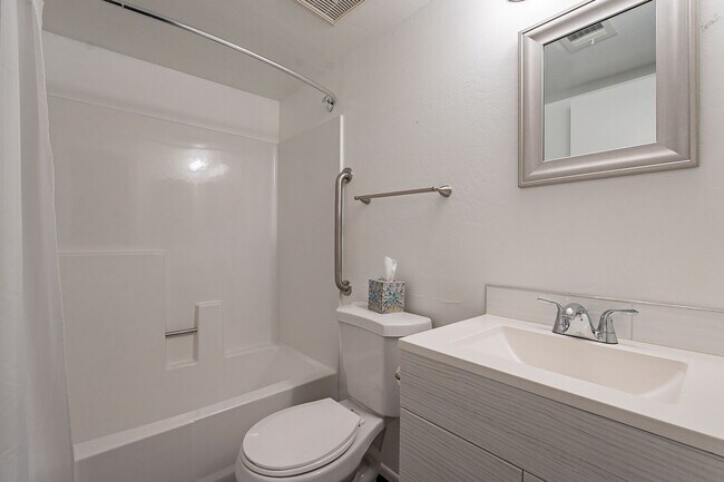 Building Photo - Two Bedrooms in Old Town Scottsdale - Avai...