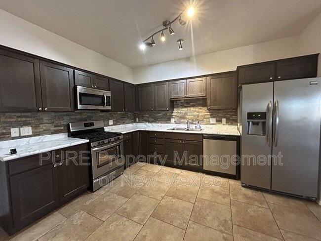 Building Photo - 2208 E Ranch Dr