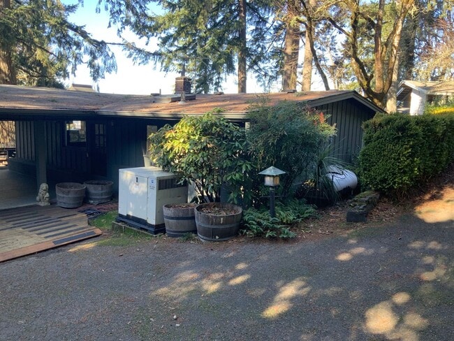 Building Photo - 3 Bedroom House in Hendrick's Park Area