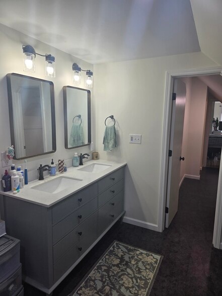 Upstairs Bathroom - 6351 Broadway St