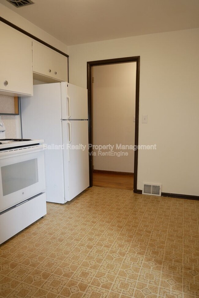 Building Photo - 708 N 80th St