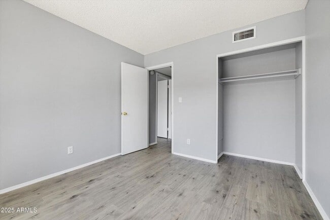 Building Photo - GORGEOUS Updated 2 bedroom Condo in Old To...