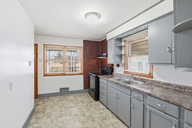 Building Photo - Charming 2-Bedroom Single Family Home Near S High St