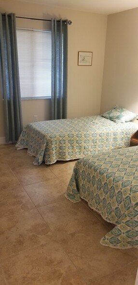 Building Photo - 1500 Park Beach Cir