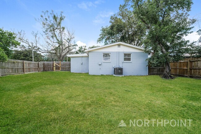 Building Photo - 3-Bedroom, 1 Bath Single Family for Rent in Tampa, FL | Fenced Backyard & Modern Kitchen