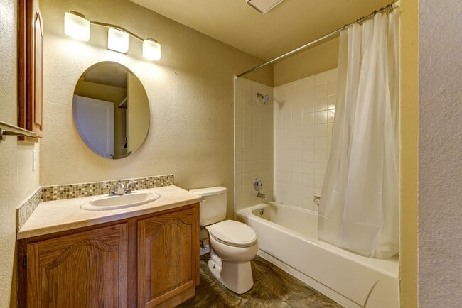 Building Photo - 2 Bedroom 2 Bath End Unit Condo with covered parking!