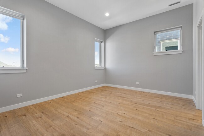 Building Photo - 2528 W Addison St