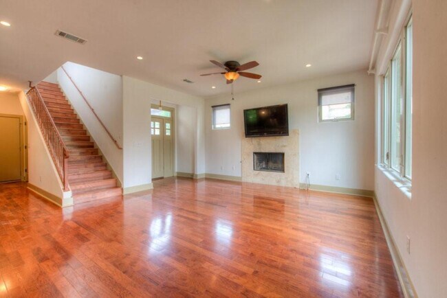 Building Photo - 605 Peacock Ln #C C