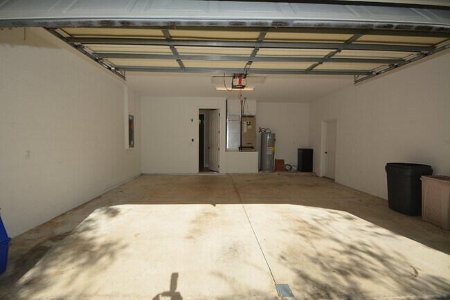 Building Photo - Luxurious Pool Home in gated community of ...