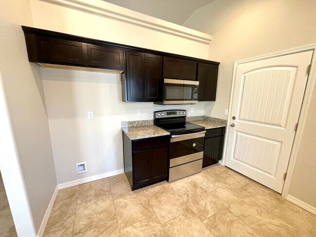 Building Photo - Centrally Located 3BR Home Near Airway Ave | Granite Kitchen, 2-Car Garage & Fenced Yard!