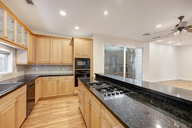 Building Photo - 3107 Greenbriar Dr