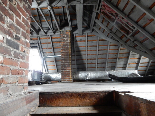 Building Photo - Elm/436