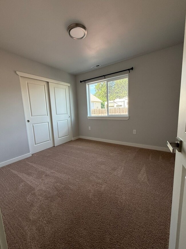 Building Photo - Gorgeous Pet Friendly Three Bedroom Lebano...