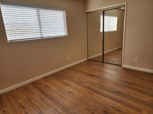Building Photo - 725 Pope Dr