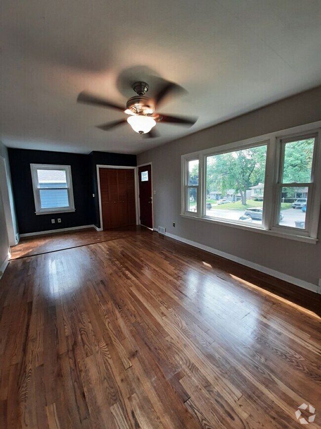 Building Photo - 3 bed 2 bath, 2 car garage Bettendorf Home!