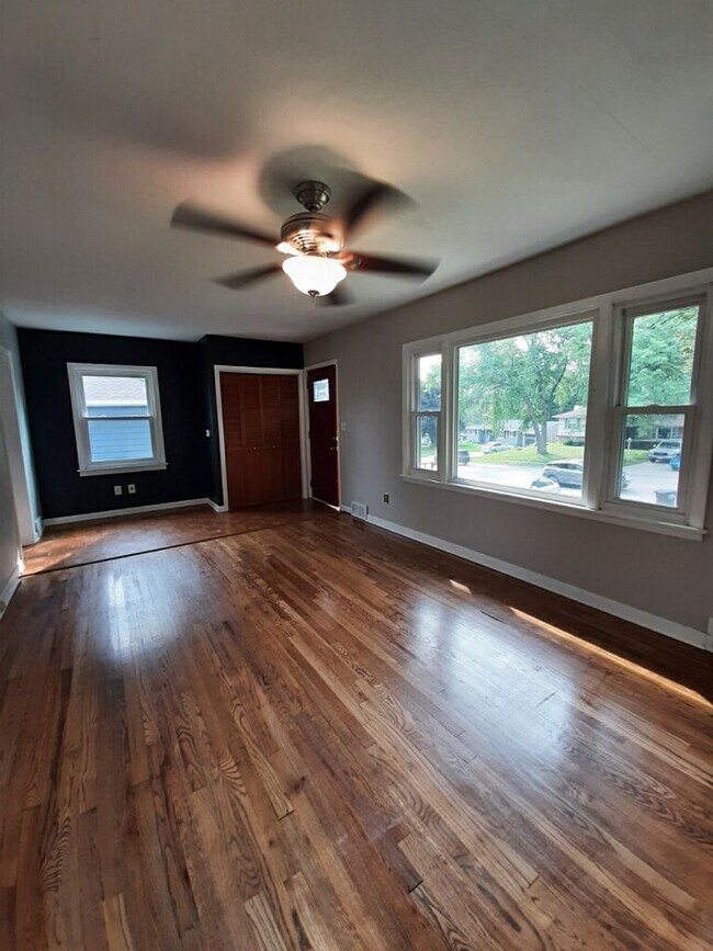 Primary Photo - 3 bed 2 bath, 2 car garage Bettendorf Home!