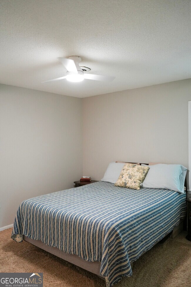 Building Photo - 307 Pinewood Dr