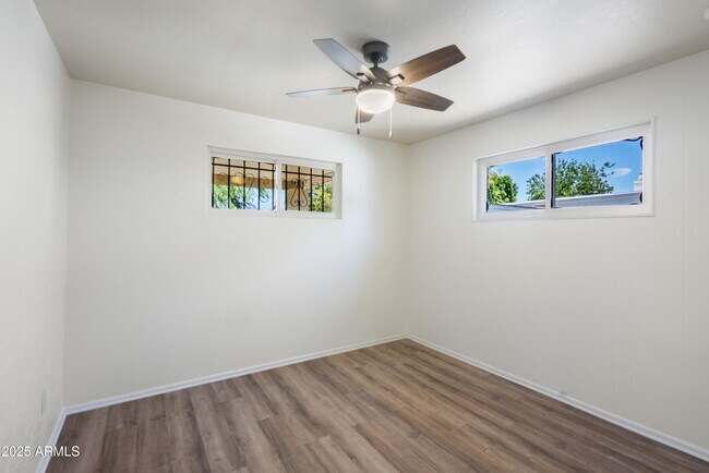 Building Photo - 5742 N 12th Pl