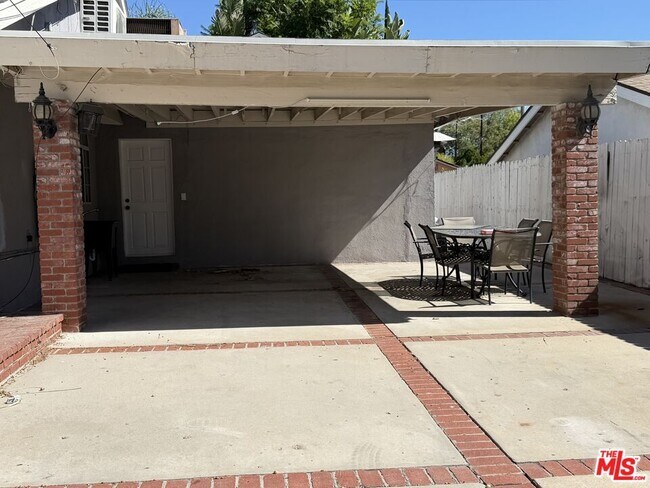 Building Photo - 10609 Reseda Blvd