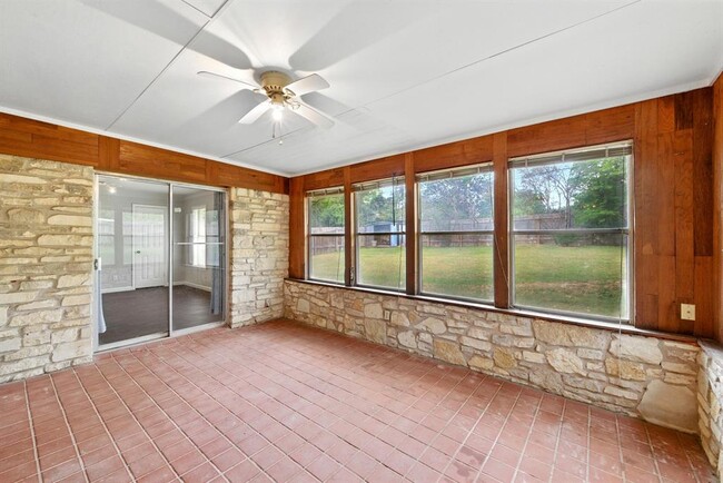 Building Photo - 1009 Rebbeca Dr