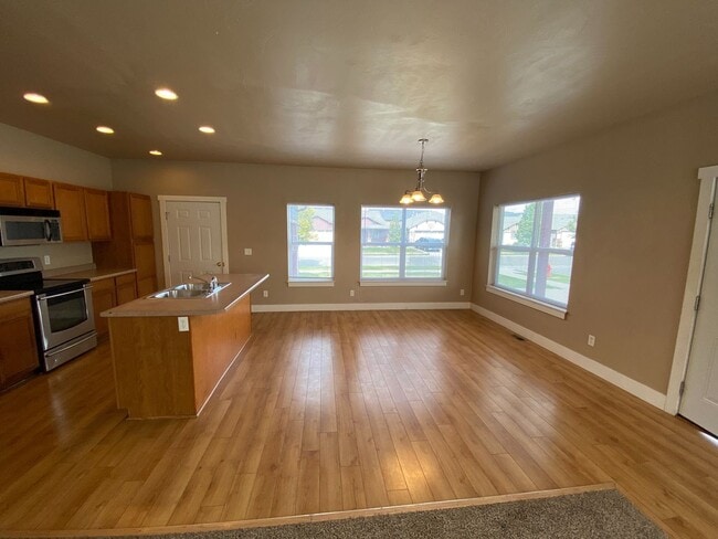 Building Photo - 5 Bedroom 2 Bath Single Family Home in Bozeman!