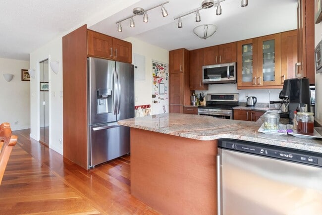 Building Photo - Large three bedroom in Brookline for Septe...