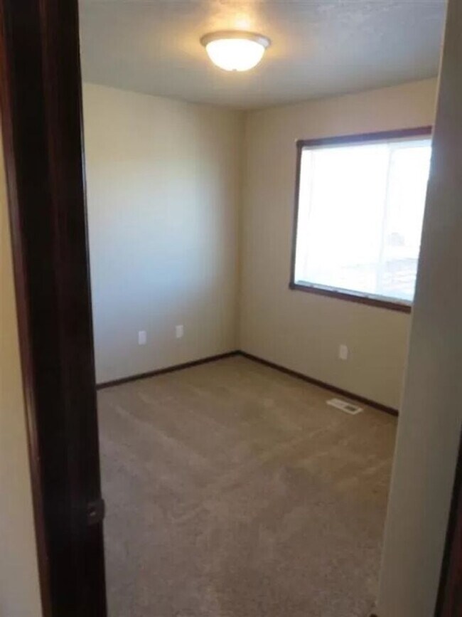 Building Photo - 3 Bedroom Townhome!