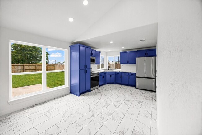 Building Photo - 12831 Nyack Dr