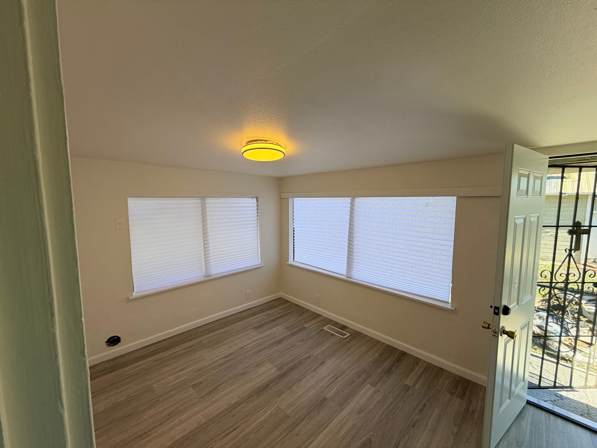 Building Photo - 394 N Livermore Ave