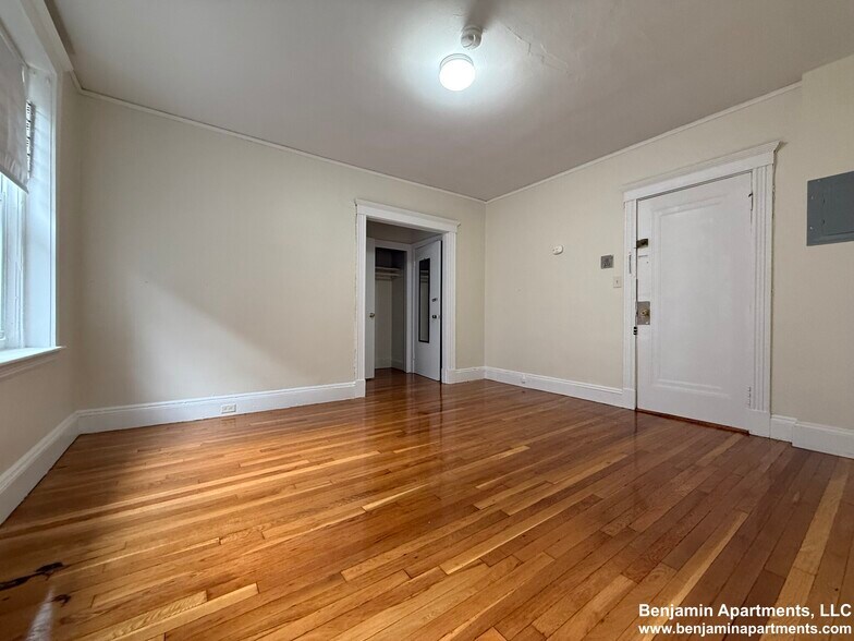 Building Photo - 440 Park Dr