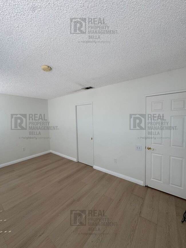 Building Photo - 55+ Community Gem: Open Floor Plan, Large Backyard & Clubhouse Amenities