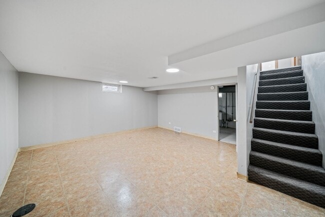 Building Photo - 27 E Thorndale Ave