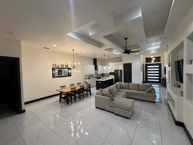 Building Photo - 421 Placido Dr