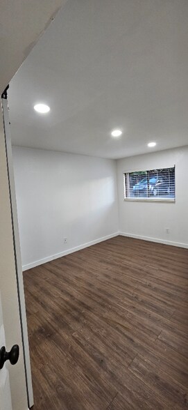 Building Photo - 935 Saturn Dr