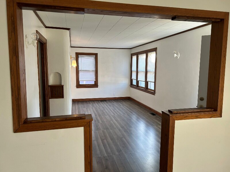 Building Photo - 422 E Broadway St