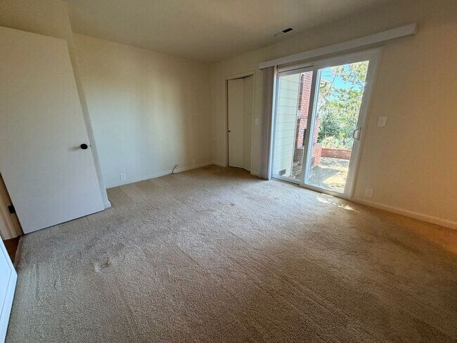Building Photo - 3 Bed and 3 Bath Home Located Off of Forest Ave