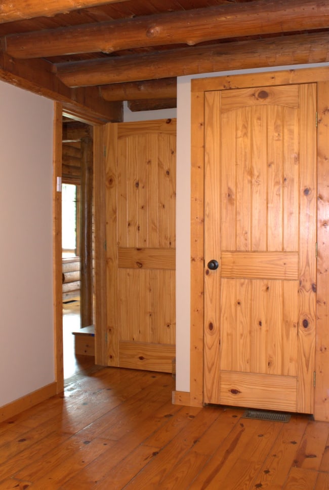 Building Photo - 3 Bedroom 2 bathroom with bonus room log cabin