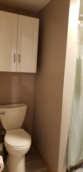 bathroom - 401 S Baltimore St